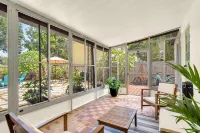 Located near St Pete beaches, downtown Gulfport and short distance to Tampa