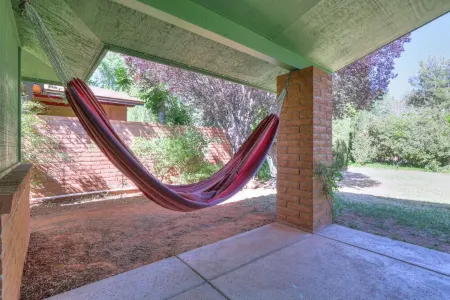 —> 2 Bed en-suites + Fire Pit Lounge! <— Отели рядом с достопримечательностью «Катедрал Рок»