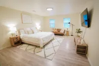 The Flamingo House - Family Fun Time Hotels near Lake Creek Preserve
