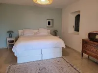 Mas Provençale Entouré de Pommiers, Piscine et Terrain de Tennis Hotels in Cavaillon