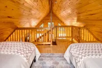 Cabin w/ loft, private hot tub, and star-gazing deck! Sleeps 6!