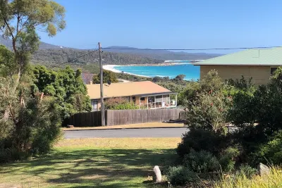 BAY OF FIRES BEACH SHACK Modern House@ Binalong Bay Hotels near Binalong Bay