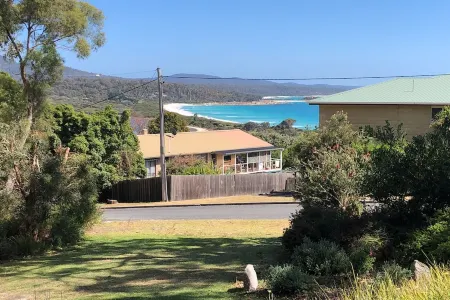 BAY OF FIRES BEACH SHACK Modern House@ Binalong Bay Отели в г. Биналонг Бэй