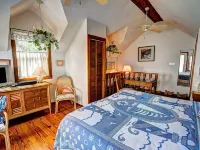 La Petit Maison, is a waterfront two-story cottage near Kemah,TX Hotels in Bacliff