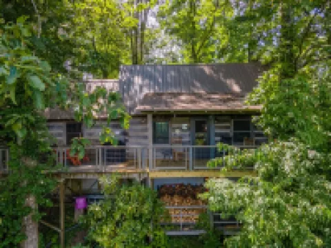 Romantic Getaway with real wood fireplace, Hot tub, Spectacular Mountain Views