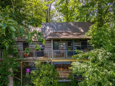 Romantic Getaway with real wood fireplace, Hot tub, Spectacular Mountain Views Отели в г. Эллиджей