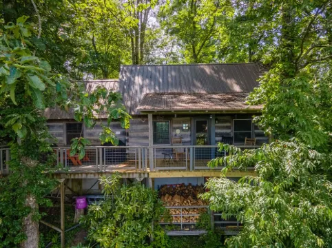 Romantic Getaway with real wood fireplace, Hot tub, Spectacular Mountain Views