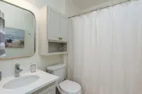 Cozy cottage with easy access to beach & restaurants- Pet Friendly!