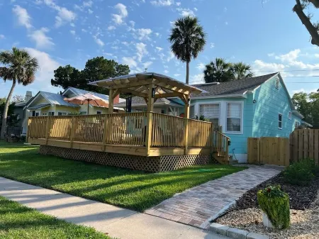 Lake front cottage in St. Augustine