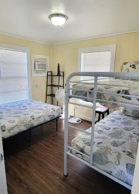 DB 12--Even Keel, 2 BR, 1 Bath Cottage with Kitchenette, Walk to Beach, Dogs OK!