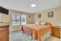 Secluded Home "Behind The Vines SLEEPS 22 on over an acre!