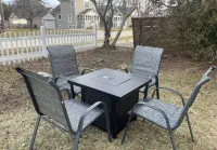 1 Block to the Beach! Firepit, 2 Bikes, Sleeps 4
