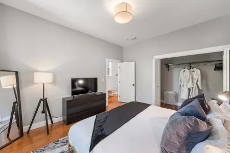 / Luxury Modern Home in Oakland with AC & WFH / Отели рядом с достопримечательностью «African American Museum and Library»