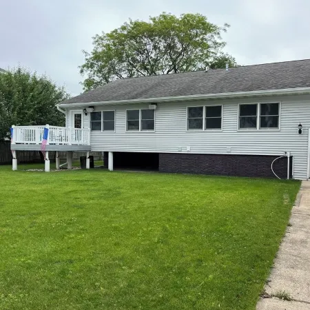 Charming 3+ bdrm 3 bath house in Oshkosh on Sawyer Creek & Fox River near EAA