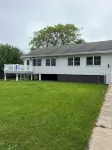 Charming 3+ bdrm 3 bath house in Oshkosh on Sawyer Creek & Fox River near EAA Hotels near Nike Factory Store
