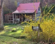 Little Cabin on Huckleberry, 1800s Rustic Log Cabin WIFI Fireplace AC Smart TV Hotels near Flying J Travel Center