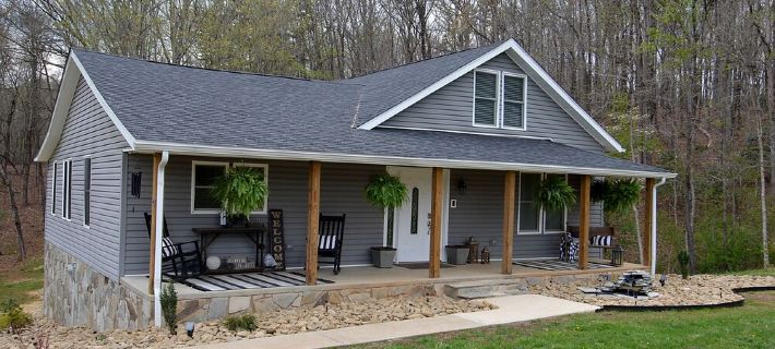 Cozy farmhouse! Pool table, fire pit, minutes to Lake James, downtown Marion! Hotels in McDowell County
