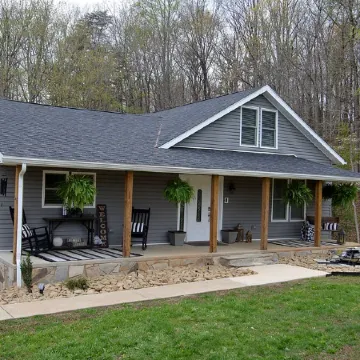 Cozy farmhouse! Pool table, fire pit, minutes to Lake James, downtown Marion!