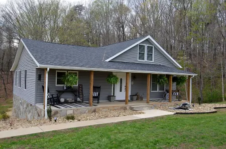 Cozy farmhouse! Pool table, fire pit, minutes to Lake James, downtown Marion!