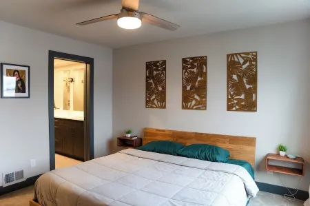 Luxury Townhouse w/Rooftop Hot Tub & Mountain Views