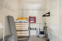 Luxury Suite King Bed 👑 Wi-Fi Pool Gym ✦ 55" Smart TVs 📺 Full Kitchen