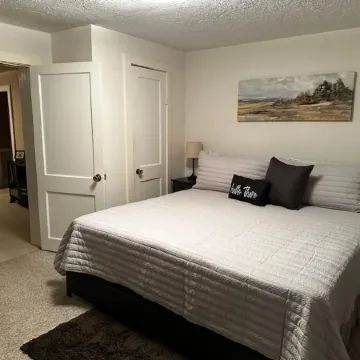Cozy home in Damascus located next to River, Trails, Bike Shops, and Dining.