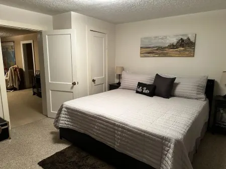 Cozy home in Damascus located next to River, Trails, Bike Shops, and Dining.