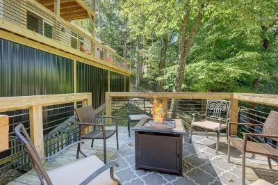 Family Focused Large Lakefront Home with Private Dock! Hotels in 