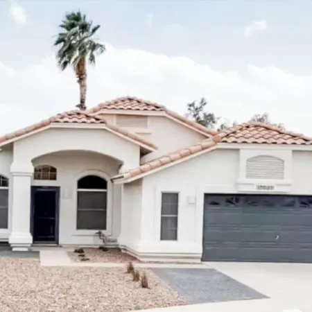 New! Peaceful, clean, heated pool, lake 2 blocks, outdoor bed swing