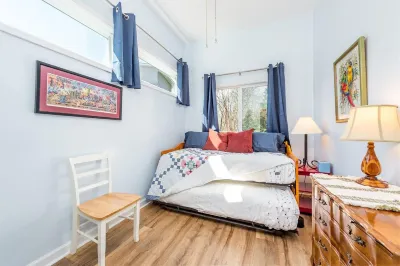 Sunset Cottage Blocks from Downtown Hotels near White Squirrel Shoppe