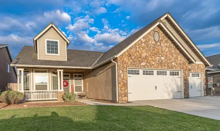 12-Bed home w/ Pool&Hot tub near Sequoia National Park