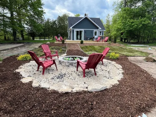 Whispering woods retreat- morning yoga on the deck, EV charging & pet friendly