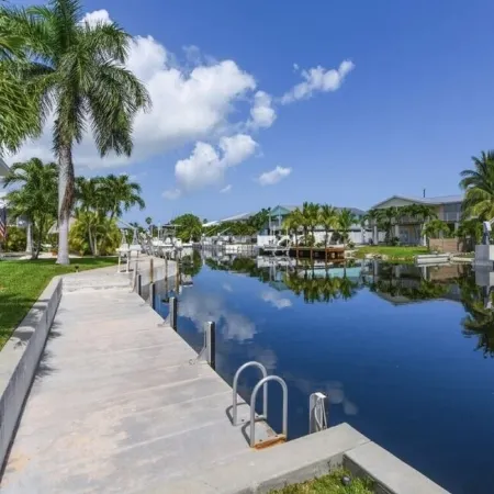 Pool, tiki hut, easy ocean access canal, dock, prime location 30m to Key West