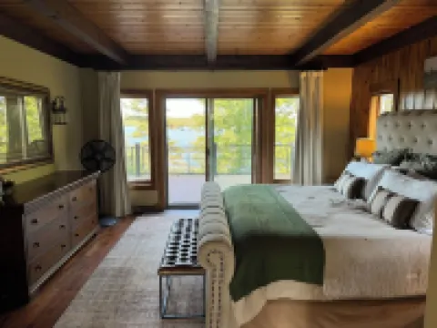 Large Lakefront Paradise on the shores of Lake Michigamme のホテル