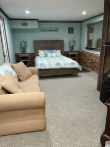 Perfect relaxing lake retreat for hosting a gathering. Quiet with no neighbors.