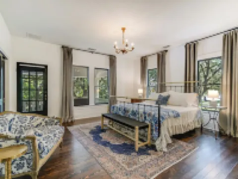 The Ella Norah. A Luxury Retreat. Pool and Spa. Steps to Main Street.