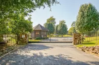 Lake Hamilton Condo - Sleeps 4, Pool, and Hot Tub!
