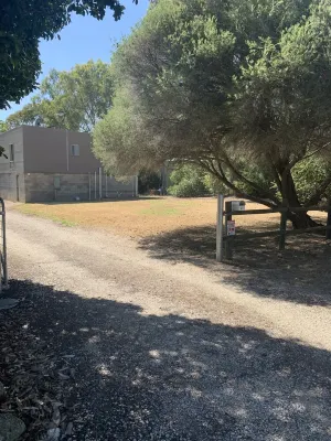 Private property on the Hume Weir - waterfront access. Family and pet friendly