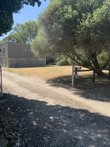 Private property on the Hume Weir - waterfront access. Family and pet friendly