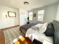 Classic New England 1st Floor 3 BR Downtown Brunswick Hotel dekat Main Quad