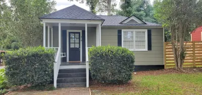 Claire's Cozy Cottage for Four w/Office space