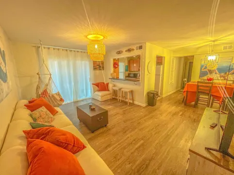 Lovely 2 bedroom condo walking distance to Beach Condominium - Entire home