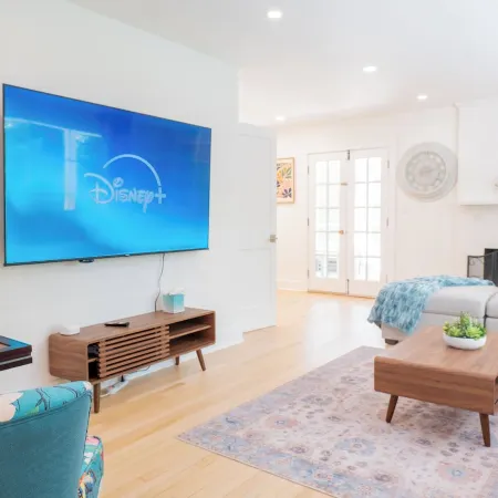 Luxury house 3 mins from UVA - Close to JPJ Arena