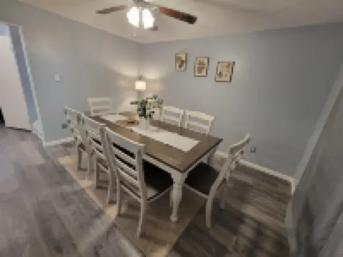 Modern. 5 min to Penn State Breakfast included, King bed, Game Room! Toftrees