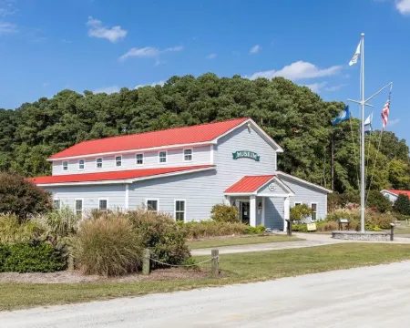 Home on Jackson Creek Home w/kayaks, bike, dock. Available guest cottage extra. โรงแรมในMiddlesex County