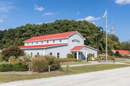 Home on Jackson Creek Home w/kayaks, bike, dock. Available guest cottage extra.