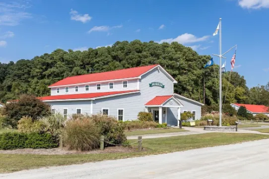 Home on Jackson Creek Home w/kayaks, bike, dock. Available guest cottage extra.