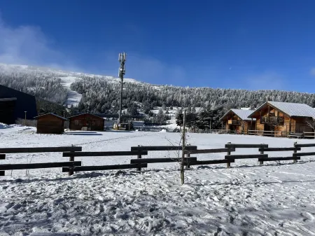 Chalet 6 Pers -piscine Chauffée- Superdevoluy Отели в г. Сент-Этьен-ан-Деволюи