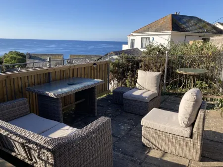 Cornish apartment with stunning sea views close to the beach Отели в г. Торпойнт