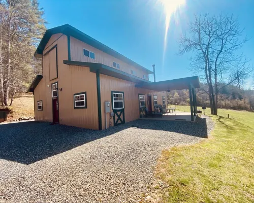 Private 14-Acre Mountain Estate - 3 Guest Homes - Ideal for Groups Hotels in Mars Hill